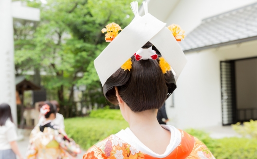 結婚式の和装で似合う髪形は 色打掛に合う洋髪や編み込み 生花