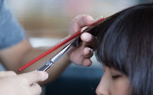 髪を切るタイミングは 男性が髪を切るタイミングと髪を切るゲームアプリ Menjoy