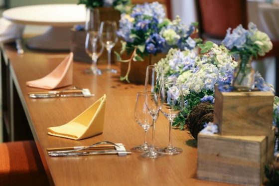 結婚式のテーブルコーディネートを安くステキに！ゲストが感激した手作りアイデア | MENJOY