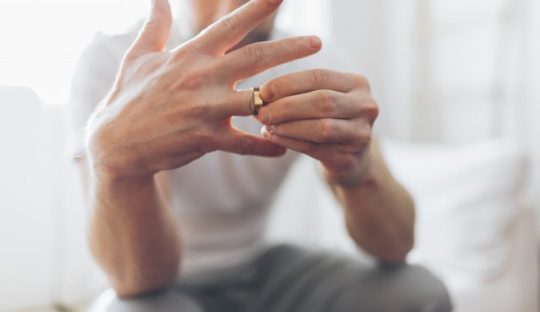 意味 右手 の 薬指 手元を美しく魅せる薬指の指輪。右手と左手それぞれの意味とは？